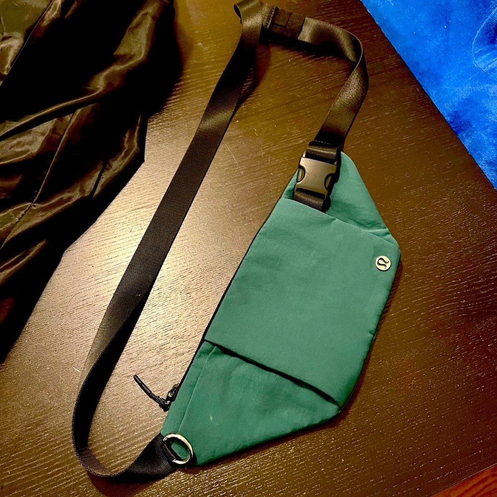 Lululemon multi pocket belt bag in green - like new!